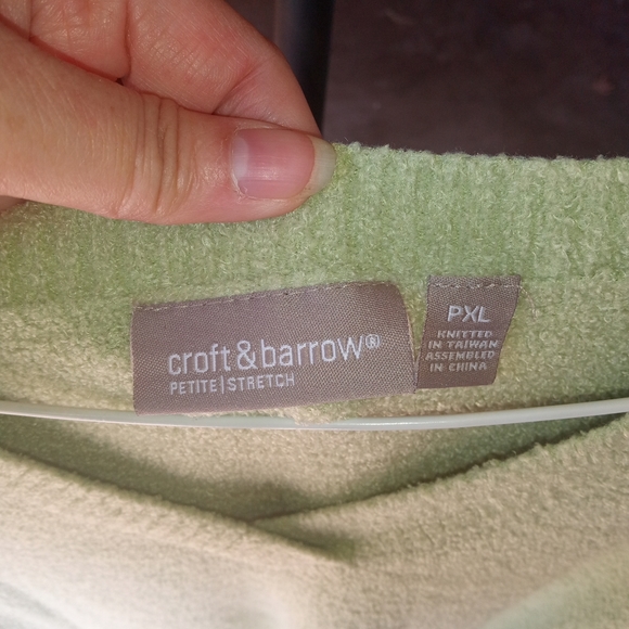 Woman's lime green sweater top - Picture 2 of 4